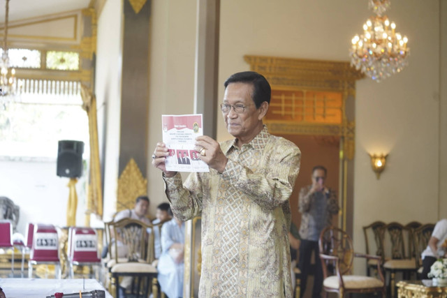 Gubernur DIY Sri Sultan Hamengku Buwono X menggunakan hak pilihnya di Pilwalkot Yogya di TPS 06 Ndalem Tjokronegaran, Panembahan, Kemantren Kraton, Kota Yogyakarta, Rabu (27/11/2024). Foto: Dok. Pemda DIY