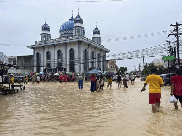 Kondisi banjir di kawasan Tanjung Gusta, Medan, Rabu (27/11/2024). Foto: Tri Vosa/kumparan