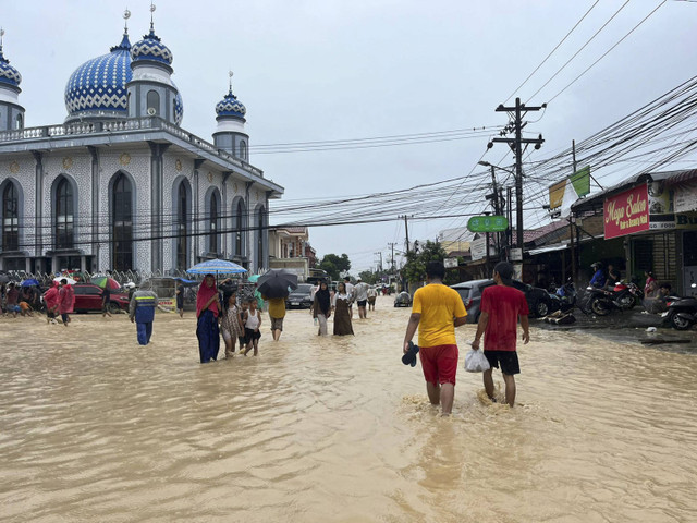 Kondisi banjir di kawasan Tanjung Gusta, Medan, Rabu (27/11/2024). Foto: Tri Vosa/kumparan