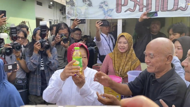  Calon Gubernur Jawa Timur nomor urut 3, Tri Rismaharini mendapat doorprize hadiah minyak goreng, usai mencoblos di TPS 16, Jalan Dukuh Keramat 2, Wiyung, Surabaya. Foto: Dok. Istimewa