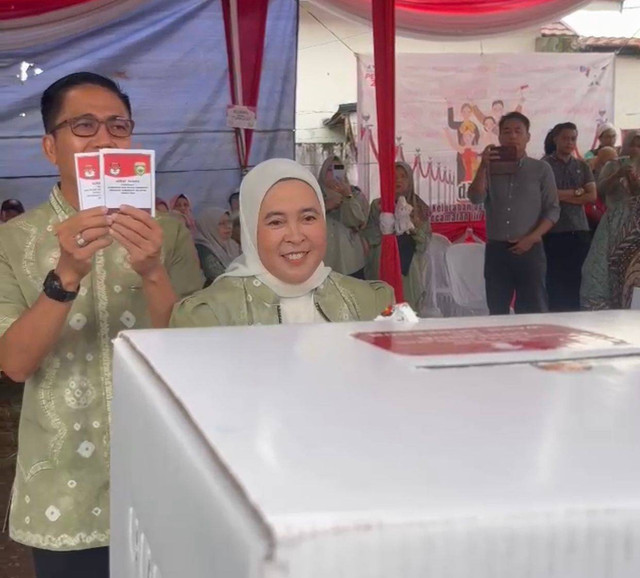 Calon Wali Kota Palembang, Ratu Dewa bersama istri saat mencoblos di Pilkada serentak 2024. (ist)