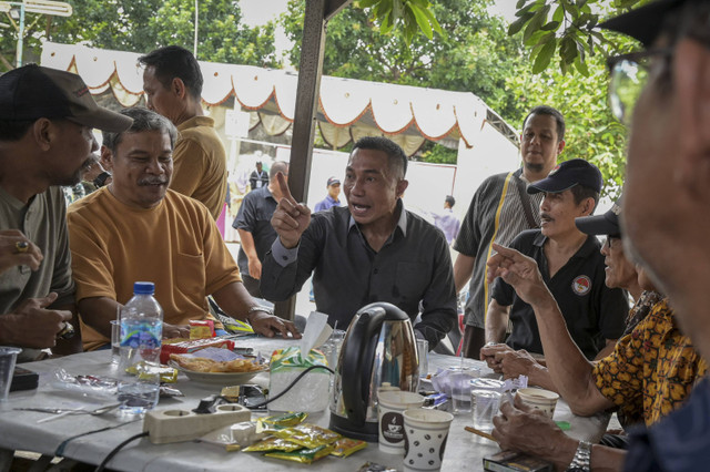 Calon Gubernur DKI Jakarta nomor urut 2 Dharma Pongrekun (tengah) berbincang dengan warga usai menggunakan hak pilihnya dalam Pemilihan Kepala Daerah (Pilkada) di Lebak Bulus, Jakarta Selatan, Rabu (27/11/2024). Foto: Fauzan/ANTARA FOTO