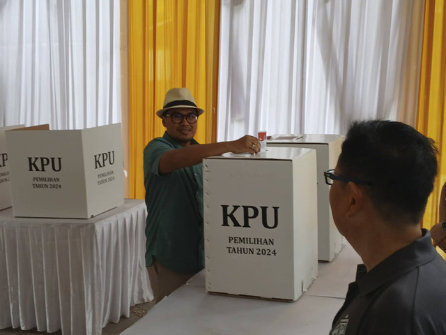 Calon Wakil Wali Kota Tangerang Selatan Pilar Saga Ichsan melakukan pencoblosan di TPS 15, Sutera Narada, Tangerang Selatan, Rabu, (27/11/2024).  Foto: Dok. Istimewa