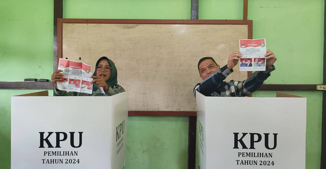 Cagub Kalbar, Ria Norsan, dan Cabup Mempawah, Erlina Ria Norsan, menunjukkan surat suara. Foto: M. Zain/Hi!Pontianak