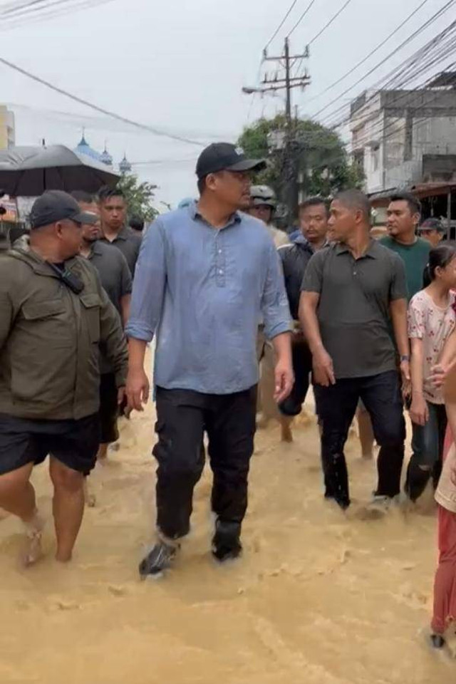 Bobby Nasution memantau kondisi banjir yang terjadi di Kota Medan, Rabu (27/11/2024). Foto: Tri Vosa/kumparan