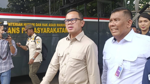 Wakil Menteri Dalam Negeri (Wamendagri) Bima Arya memantau TPS Khusus di Lembaga Pemasyarakatan (Lapas) dan Rumah Tahanan (Rutan) Salemba, Jakarta pusat, Rabu (27/11/2024). Foto: Zamachsyari/kumparan