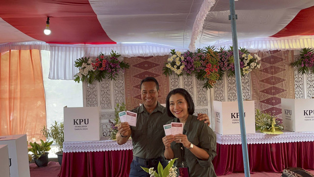 Andika Perkasa dan sang istri, Diah Erwiany, saat mencoblos di TPS 03 Lempongsari, Kota Semarang, Rabu (27/11/2024). Foto: Intan Alliva Khansa/kumparan