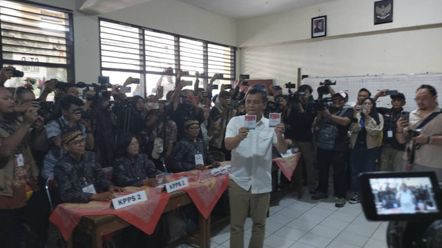 Cagub Jateng nomor urut 2 Ahmad Luthfi menggunakan hak pilihnya di TPS 1 Kelurahan Sumber, Kecamatan Banjarsari, Solo, Jawa Tengah, Rabu (27/11/2024). Foto: kumparan