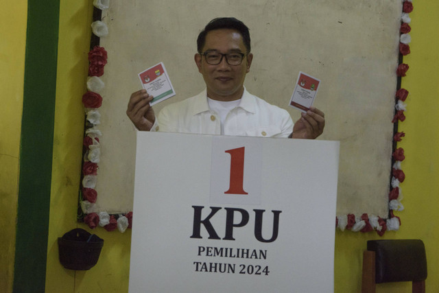 Calon gubernur (Cagub) DKI Jakarta nomor urut 1 Ridwan Kamil menunjukkan surat suara saat menggunakan hak pilihnya pada pilkada serentak 2024 di Tempat Pemungutan Suara (TPS) 23 Kelurahan Ciumbuleuit, Bandung, Jawa Barat, Rabu (27/11/2024). Foto: Novrian Arbi/ANTARA FOTO