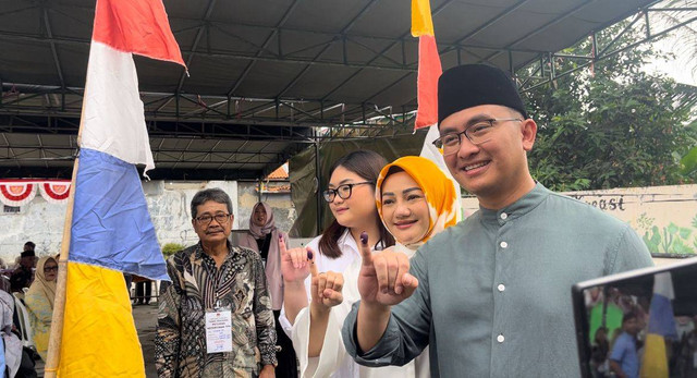 Anak mantan Gubernur Banten Ratu Atut Chosiyah, Andhika Hazrumy yang kini menjadi Calon Bupati Serang nomor urut 1 memberikan hak pilihnya di TPS 006 Komplek ABRI, Kecamatan Cipocok Jaya, Kota Serang, Banten pada Rabu (27/11). Foto: Dok. kumparan