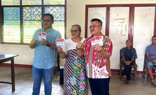 Ketua DPRD Kalbar, Aloysius, bersama anak istrinya memberikan hak suara di TPS 14 Sungai Ringin. Foto: Dok. Istimewa