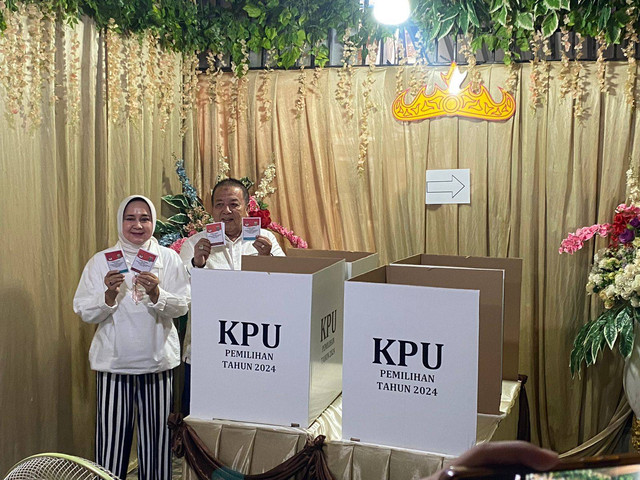 Arinal Djunaidi bersama istri Riana Sari  memberikan hak pilihnya di TPS 010 Kelurahan Sepang Jaya, Kecamatan Labuhan Ratu. | Foto: Sinta Yuliana/Lampung Geh