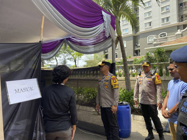 Kapolres Jakarta Barat Kombes M. Syahduddi meninjau TPS Jalan Mediterania Garden, Podomoro City, Jakarta Barat pada Rabu (27/11/2024).  Foto: Abid Raihan/kumparan