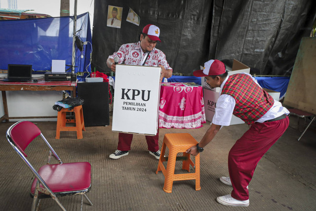 Anggota Kelompok Penyelenggara Pemungutan Suara (KPPS) berbusana seragam sekolah mempersiapkan TPS 005, Petamburan, Tanah Abang, Jakarta, Rabu (27/11/2024). Foto: Iqbal Firdaus/kumparan