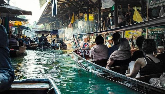 Floating Market Surabaya. Foto hanyalah ilustrasi, bukan tempat sebenarnya. Sumber: Unsplash