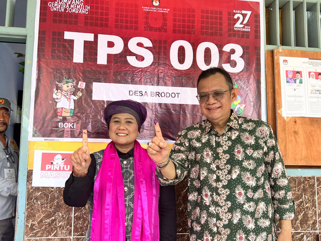 Calon Gubernur Jawa Timur nomor urut 1, Luluk Nur Hamidah, dan suaminya, usai mencoblos di TPS 3 di SDN Brodot I, Kecamatan Bandar Kedungmulyo, Kabupaten Jombang, Rabu (27/11/2024). Foto: dok. Tim media Luluk-Lukman