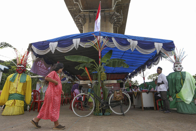 Warga berjalan menuju tempat pemungutan suara (TPS) 21 Cipinang Melayu untuk memberikan hak suaranya dalam Pilkada 2024 di Jakarta, Rabu (27/11/2024). Foto: Sulthony Hasanuddin/ANTARA FOTO 