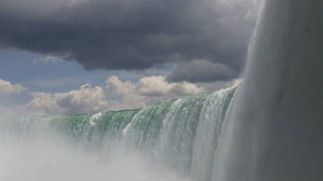 3 Air terjun terbesar di dunia. Foto: Niagara Falls. Sumber: Unsplash/Michelle Rosen