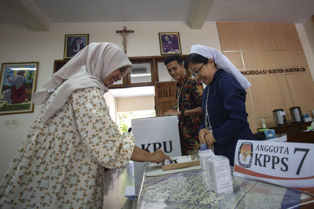 Warga mencelupkan jari ke tinta setelah menggunakan hak pilih saat pilkada 2024 di TPS 08 Susteran St Anna, Sagan, Terban, Gondokusuman, D.I Yogyakarta, Rabu (27/11/2024). Foto: Andreas Fitri Atmoko/ANTARA FOTO 