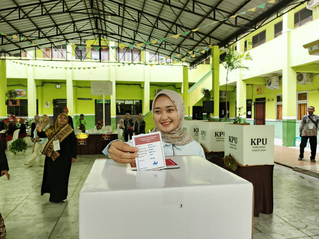 Calon Wakil Gubernur Lampung nomor urut 02, Jihan Nurlela, menyalurkan hak pilihnya di TPS 03 Pahoman | Foto Eka Febriani / Lampung Geh