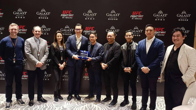 Momen foto bersama perwakilan tim Indonesia yang dipimpin oleh Alvin Suryohadiprojo, stafsus Menpora RI dengan tim UFC saat di Macau, China. Foto: Dok. Kemenpora