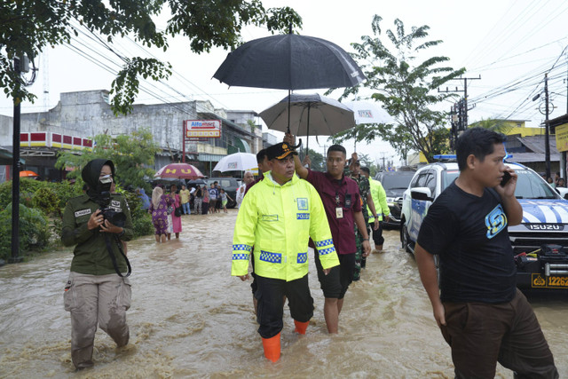 Kapolda Sumut Irjen Pol Whisnu Februanto pantau TPS yang terdampa banjir. Foto: Dok. Polda Sumut