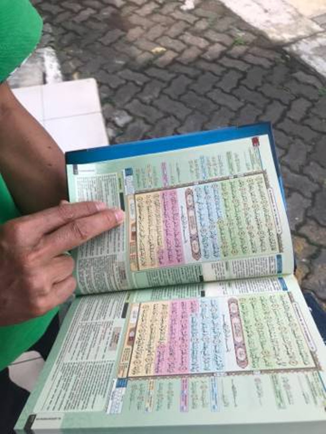 Mushaf Quran yang biasa dibaca karena di lengkapi dengan cara baca dan warna yang menarik. Foto : Dok Pribadi 