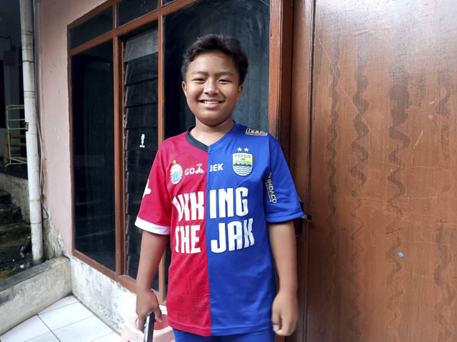 Arvana Irvan Irawan (12), bocah yang disapa RK di TPS 023 Bandung karena kenakan jersey berdesain setengah Persib setengah Persija. Foto: Robby Bounceu/kumparan