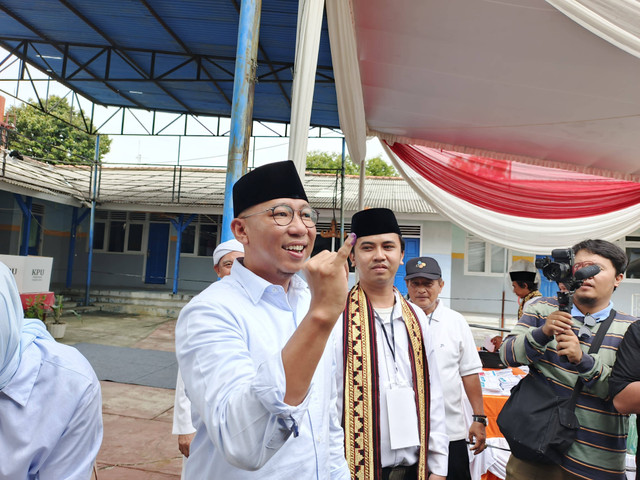 Calon Gubernur Lampung nomor urut 02, Rahmat Mirzani Djausal usai menyalurkan hak suaranya | Foto : Eka Febriani / Lampung Geh