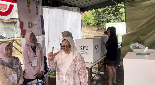 Ratu Atut Chosiyah memberikan hak pilihnya di TPS 06 Komplek ABRI, Kota Serang, pada Rabu (27/11/2024). Foto: Dok. kumparan