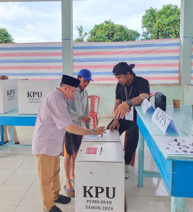 Muhammad memberikan hak suaranya di TPS 08 Desa Sungai Ayak Dua. Foto: Dok. Istimewa