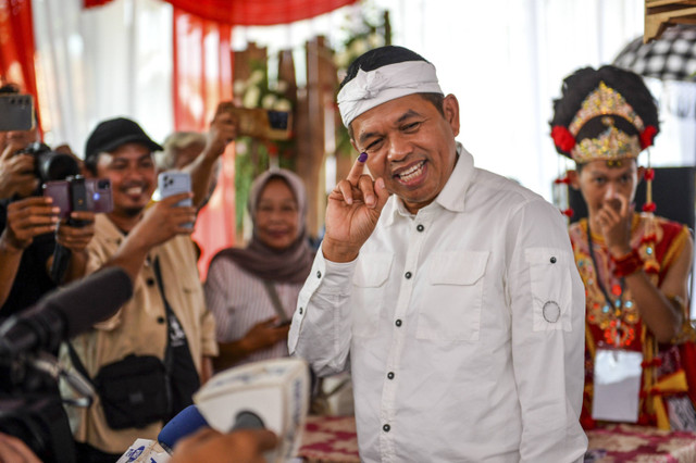 Calon Gubernur Jawa Barat nomor urut 4 Dedi Mulyadi menunjukan jari manisnya yang sudah dicelup tinta usai memberikan hak suara di TPS 03 di Desa Sawahkulon, Kecamatan Pasawahan, Kabupaten Purwakarta, Jawa Barat, Rabu (27/11/2024).  Foto: Raisan Al Farisi/ANTARA FOTO