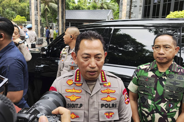 Kapolri Jenderal Listyo Sigit Prabowo usai rapat koordinasi pemantauan Pilkada serentak 2024 di Subden Denma Mabes TNI, Jakarta Pusat, Rabu (27/11/2024). Foto: Jonathan Devin/kumparan