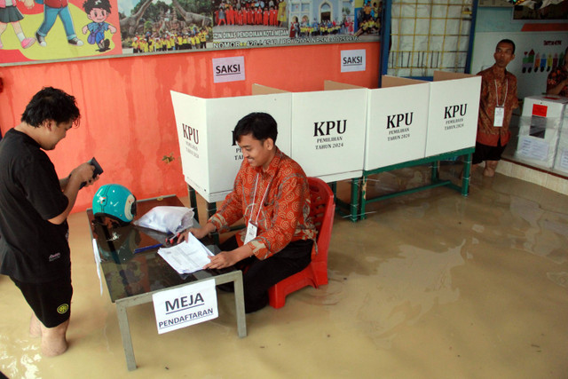 Petugas KPPS melayani warga yang hendak menggunakan hak suaranya di TPS 9 Kelurahan Tanjung Gusta, Medan Helvetia, Medan, Sumatera Utara, Rabu (27/11/2024). Foto: Yudi Manar/ ANTARA FOTO