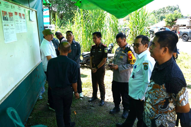 Forkopimda Kabupaten Sekadau saat meninjau TPS Nirboyo Desa Sungai Ringin, Kecamatan Sekadau Hilir, Kabupaten Sekadau. Foto: Dok. Diskominfo Kabupaten Sekadau