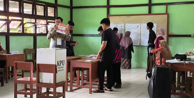 Petugas melakukan penghitungan suara. Foto: M. Zain/Hi!Pontianak