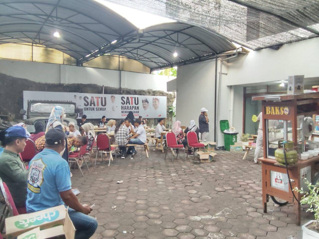 Nobar quick count yang digelar pasangan Eri Cahyadi dan Armuji.