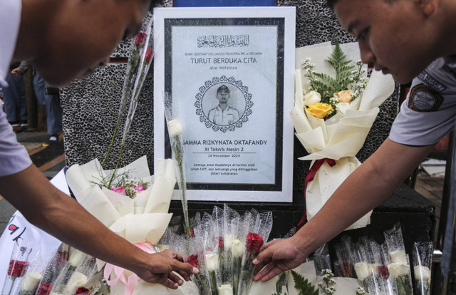 Sejumlah siswa meletakkan bunga sebagai dukungan dan doa usai Aksi Usut Tuntas Kasus Penembakan Siswa di depan SMKN 4 Semarang, Semarang, Jawa Tengah, Selasa (26/11/2024). Foto: Makna Zaezar/ANTARA FOTO