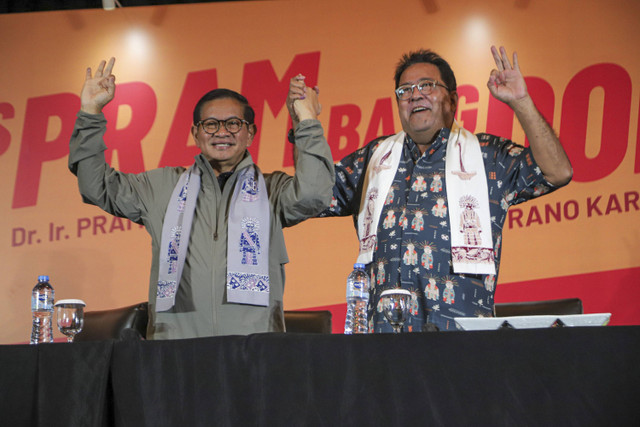 Pasangan Calon Gubernur dan Wakil Gubernur Jakarta nomor urut 3 Pramono Anung bersama Rano Karno berpose saat menghadiri konferensi pers Quick Count di Hotel JS Luwansa, Jakarta Selatan, Rabu (27/11/2024). Foto: Iqbal Firdaus/kumparan