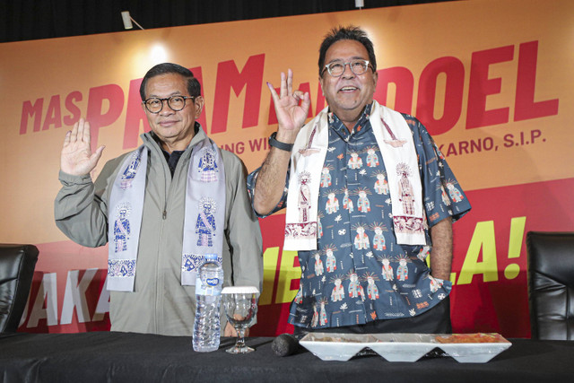 Pasangan Calon Gubernur dan Wakil Gubernur Jakarta nomor urut 3 Pramono Anung bersama Rano Karno berpose saat menghadiri konferensi pers Quick Count di Hotel JS Luwansa, Jakarta Selatan, Rabu (27/11/2024). Foto: Iqbal Firdaus/kumparan