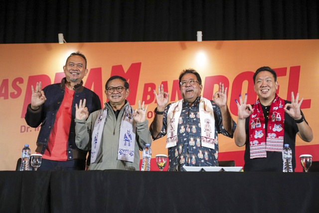 Pasangan Calon Gubernur dan Wakil Gubernur Jakarta nomor urut 3 Pramono Anung bersama Rano Karno berpose saat menghadiri konferensi pers Quick Count di Hotel JS Luwansa, Jakarta Selatan, Rabu (27/11/2024). Foto: Iqbal Firdaus/kumparan