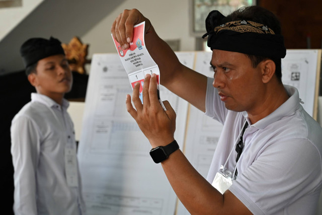 Petugas KPPS melakukan proses penghitungan suara Pilkada Kota Denpasar Tahun 2024 di TPS 06, Desa Dangin Puri Kauh, Denpasar Utara, Kota Denpasar, Bali, Rabu (27/11/2024). Foto: Widodo S Jusuf/ ANTARA FOTO