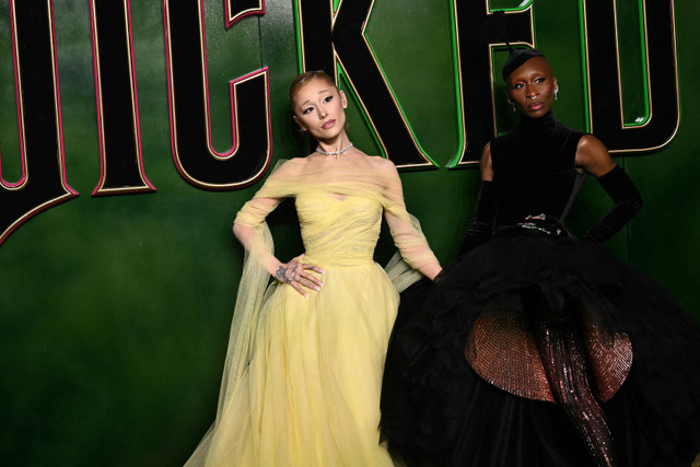 Penyanyi AS Ariana Grande (kiri) dan aktor Nigeria-Inggris Cynthia Erivo berpose saat tiba untuk pemutaran perdana film "Wicked" di Inggris di Royal Festival Hall di pusat kota London pada 18 November 2024. Foto: BEN STANSALL / AFP