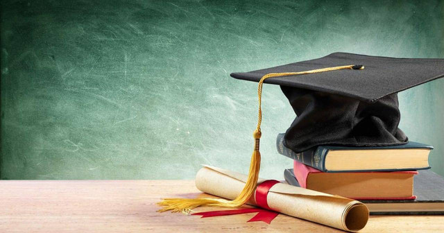 Ilustrasi Topi Wisuda dan Buku, sumber dari: iStock