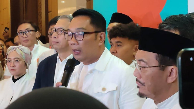 Cagub dan Cawagub Jakarta nomor urut 01 Ridwal Kamil-Suswono memberikan keterangan pers soal hasil quick count Pilgub Jakarta 2024 di Hotel Sultan, Jakarta Pusat, pada Rabu (27/11/2024). Foto: Rachmadi Rasyad/kumparan