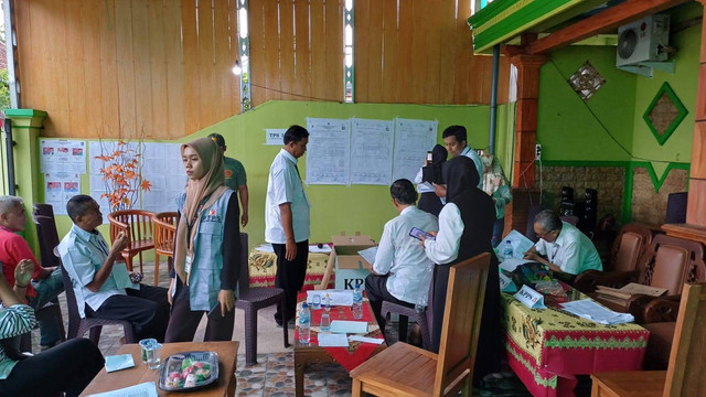 Suasana penghitungan suara di TPS 014, Kelurahan Ledokkulon, Kecamatan Bojonegoro Kota, Kabupaten Bojonegoro, Jawa Timur. Rabu (27/11/2024). (Aset: imam nurcahyo/beritabojonegoro)