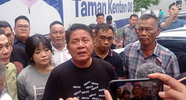 Calon Gubernur Sumsel Herman Deru didampingi Ratu Tenny Leriva saat berada di Posko Rumah Kayu Taman Kenten Palembang. Foto : Abdullah Toriq/Urban Id