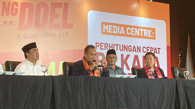 Ketua Tim Pemenangan Pramono Anung dan Rano Karno, Cak Lontong,  bersama anggota lainnya menggelar konferesi pers di Hotel JS Luwansa, Jakarta Selatan, Rabu (27/11/2024). Foto: Alya Zahra/kumparan 