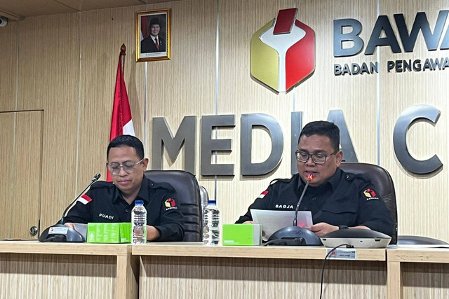 Ketua Bawaslu Rahmat Bagja (kanan) dan Anggota Bawaslu Kordiv Penanganan Pelanggaran, Data, dan Informasi Puadi (kiri) di kantor Bawaslu RI, Jakarta pada Rabu (27/11/2024). Foto: Abid Raihan/kumparan