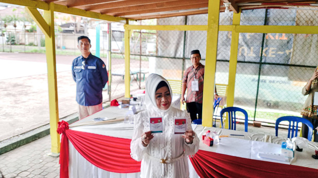 Calon Wali Kota Bandar Lampung Reihana Gunakan Hak Pilih di TPS 013 Way Halim Permai | Foto : Raifan Ahmad Kurniawan / Lampung Geh.